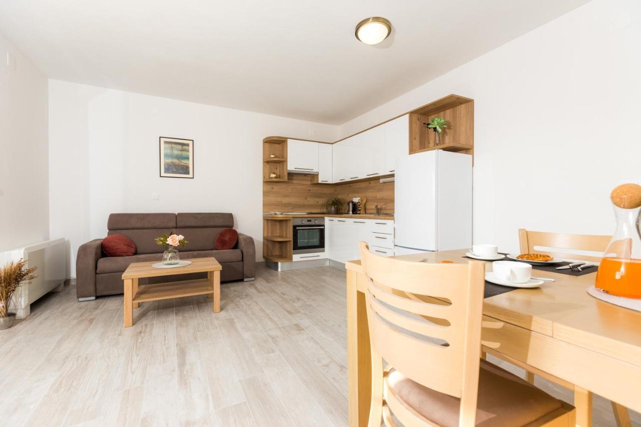 Apartmani Villa Paulo Starigrad Paklenica Exterior foto