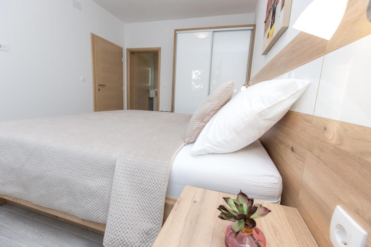 Apartmani Villa Paulo Starigrad Paklenica Exterior foto